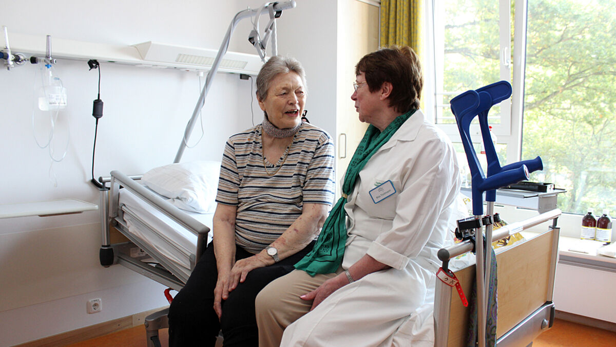 Immer ein offenes Ohr: Die Grüne Dame Rita Tostmann im Gespräch mit Patientin Gerda Bubbers
