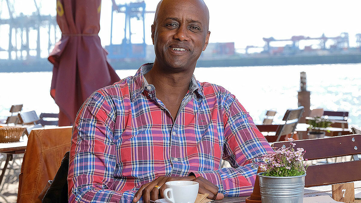 Geboren ist Yared Dibaba in Äthiopien. 1979 floh seine Familie nach Deutschland, um den kommunistischen Machthabern zu entkommen. Mittlerweile ist Dibaba ein echtes Nordlicht, das luprenreines Platt spricht und in Hamburg lebt