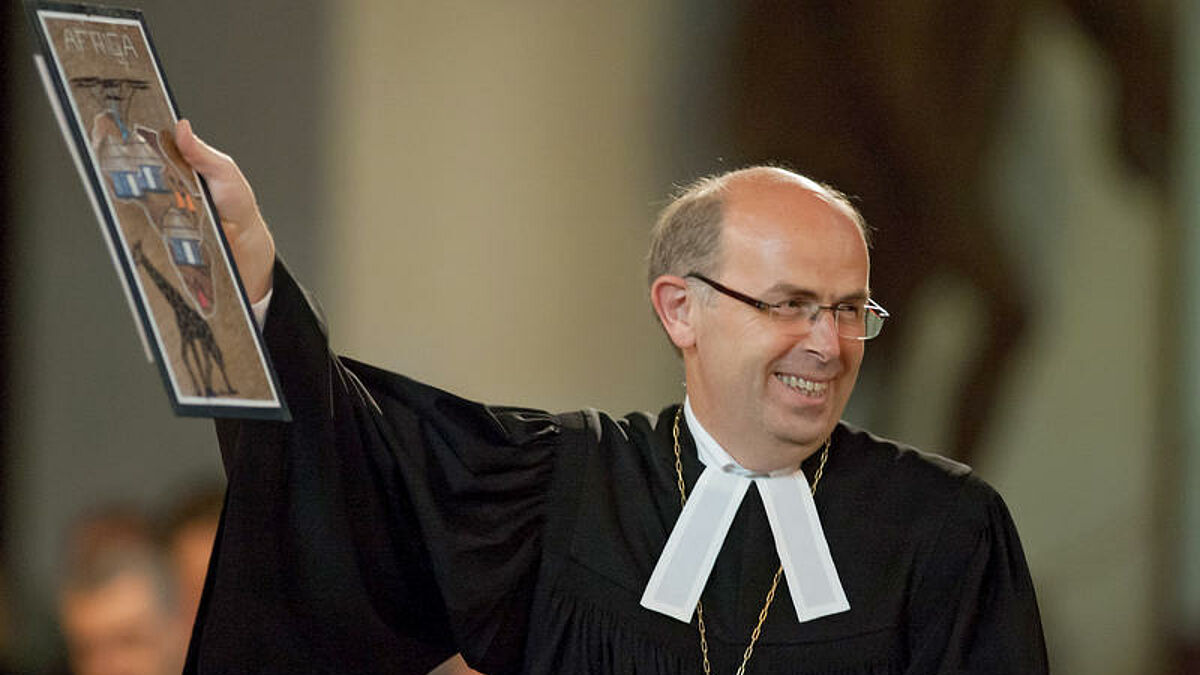 Der Schleswiger Bischof Gothart Magaard (58) ist am Samstag (06.09.14) in einem festlichen Gottesdienst im Schleswiger Dom in sein Amt eingefuehrt worden (Foto mit einem Geschenk des tansanischen Bischofs Israel-Peter Mwakyolile). Er war am 11. April von der Landessynode der Nordkirche zum Bischof fuer den Sprengel (Bischofsbezirk) Schleswig und Holstein gewaehlt worden, in dem über eine Million evangelische Kirchenmitglieder leben. Der Leitende Bischof der Vereinigten Evangelisch-Lutherischen Kirche Deutschlands, Gerhard Ulrich, segnete Magaard vor einigen hundert Gaesten in dem ueber 900 Jahre alten Gotteshaus. Ulrich ist auch Landesbischof der Nordkirche. Auch Schleswig-Holsteins Ministerpraesident Torsten Albig war zur Amtseinfuehrung gekommen. (Siehe epd-Meldung vom 06.09.14)