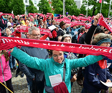 Perfekte Stimmung bei der Abschlussfeier des Kirchentags in Hannover. Menschen halten Banner mit dem Motto "mutig, stark, beherzt".
