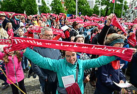 Perfekte Stimmung bei der Abschlussfeier des Kirchentags in Hannover. Menschen halten Banner mit dem Motto "mutig, stark, beherzt".