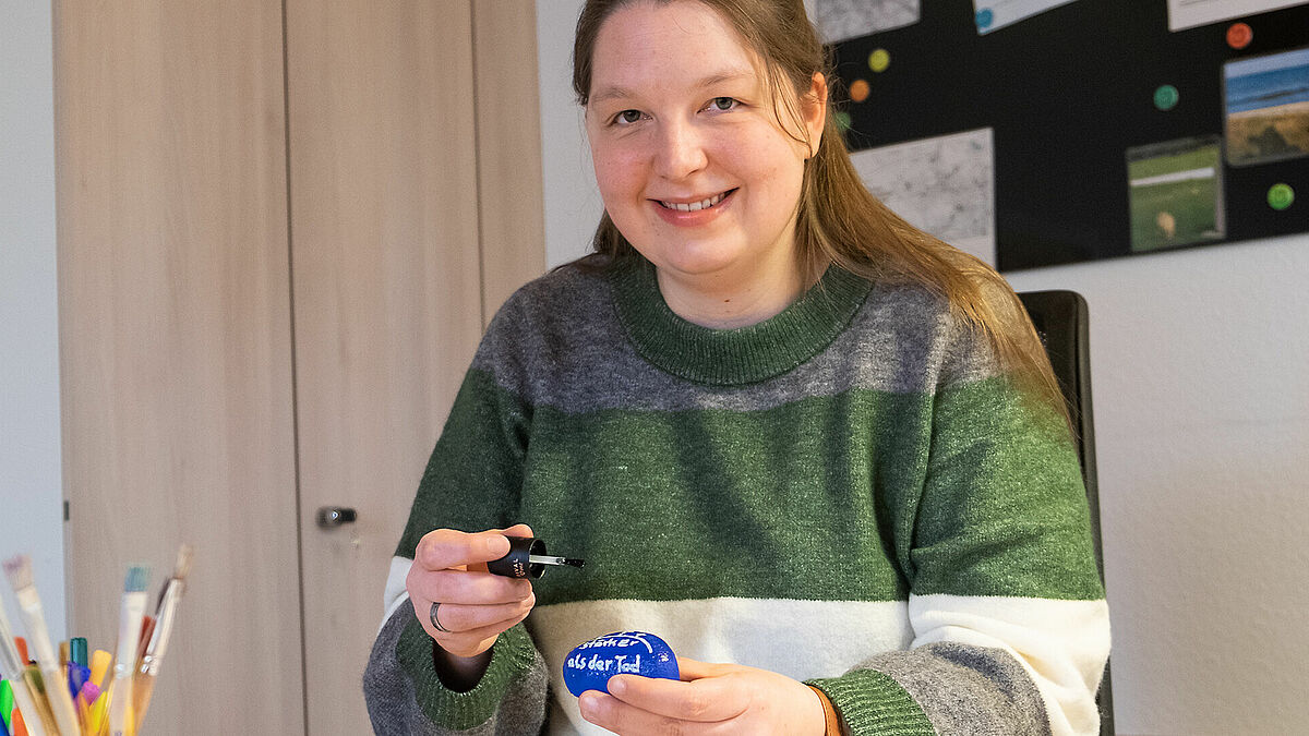 Jessica Bertow wagt sich für die Ostersteine an Stift und Pinsel.