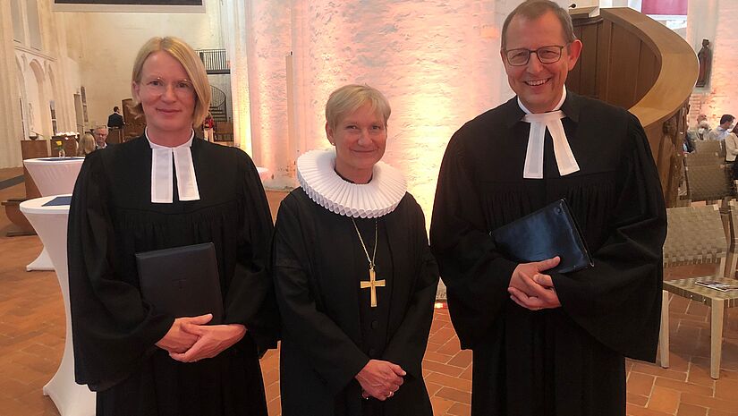 Eva Rincke mit Bischöfin Kirsten Fehrs (Mitte) und Pastor Michael Stahl.