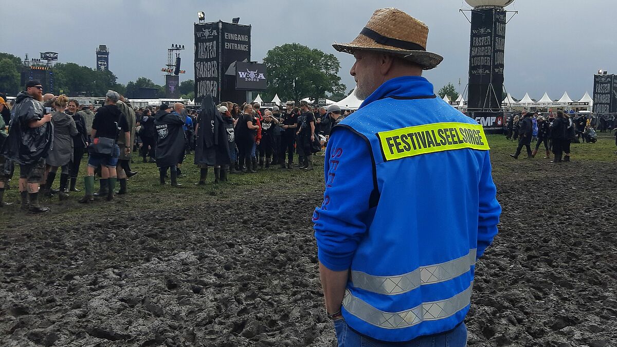 Ob bei Trauer, Wut, Enttäuschung oder Verlusterfahrungen: Die Seelsorger:innen der Jungen Nordkirche sind auch in diesem Jahr wieder auf zwei Festivals vertreten und hören zu. 