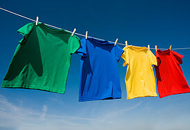 T-Shirts flattern im Wind (Symbolbild).