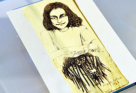 Die Stiftung Gertrud fördert eine Ausstellung zu Anne Frank, hier zu sehen auf einer Postkarte