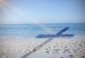 Kreuz am Strand bei Sonnenlicht