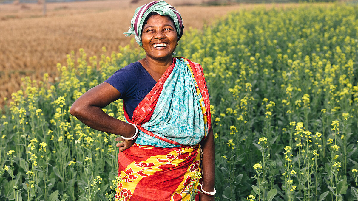 Am ersten Advent eröffnet Brot für die Welt die 65. Aktion "Wandel säen". Das Bild zeitgt die Kleinbäuerin Sundori Murmu (35) im Feld mit Senfpflanzen in Bangladesch. Projektpartner ist  CCBVO - Centre for Capacity Building of Voluntary Organization. 