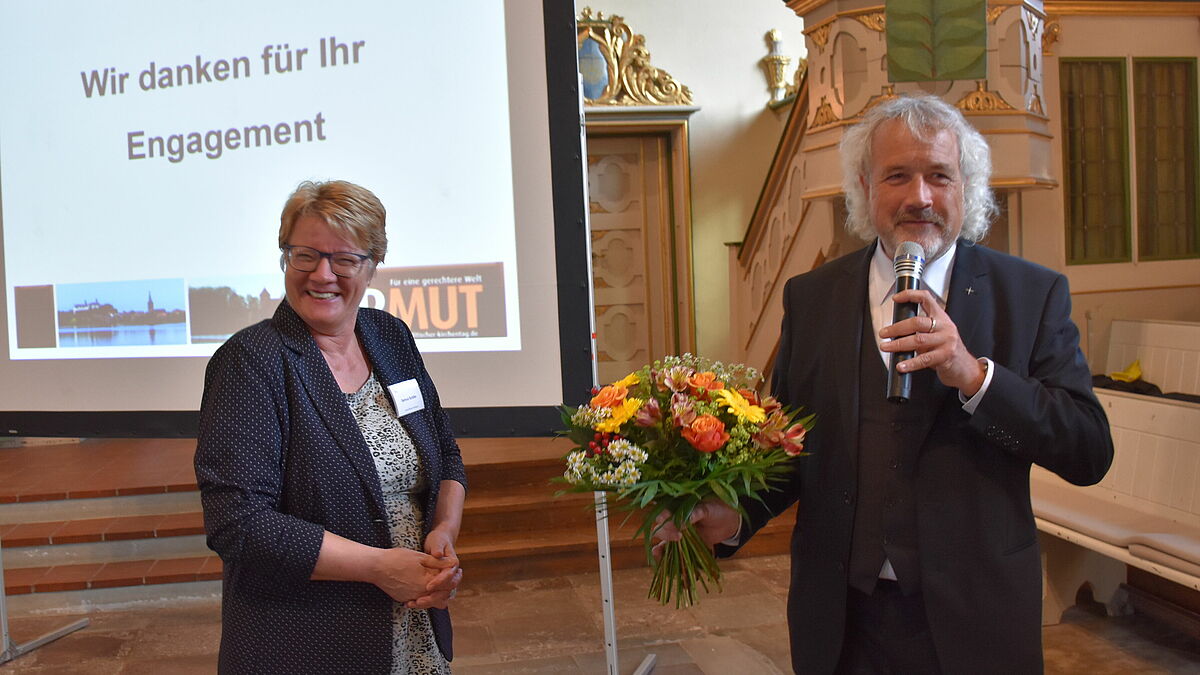 Propst Faehling bedankt sich bei Organisatorin Gertrud Schäfer, Inhaberin der ökumenischen Arbeitsstelle im Kirchenkreis Plön-Segeberg