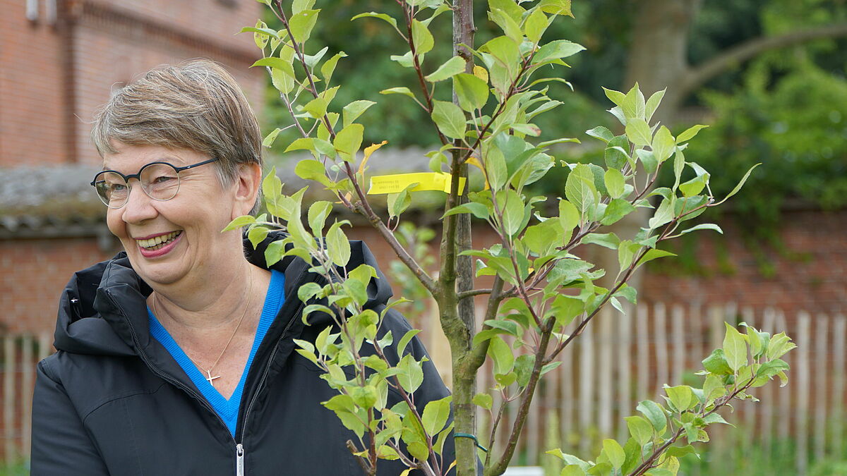 Landesbischöfin Kristina Kühnbaum-Schmidt ist selbst passionierte Gärtnerin. Den "Garten der Sinne" lobte sie als ein Naturprojekt mit "Modellcharakter", das auch für kommende Generationen von Bedeutung sei. 