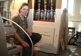 „Ein besonderes Instrument“: Orgelbauerin Constanze Freiling aus Baden-Württemberg ist verantwortlich für den Einbau des neuen Gebläses.