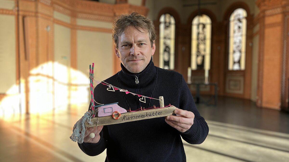 Kleine "Kummerkutter" aus Treibholz können beim Loslassen helfen, sagt Jan Roßmanek, der Bestattungspastor bei der Hamburger Ritualagentur st.moment ist.