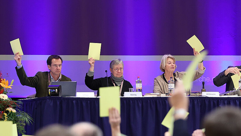 Das Plenum der Landessynode mit dem Präsidium bei einer Abstimmung