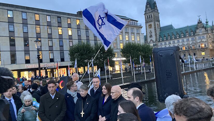 Landesbischöfin Kristina Kühnbaum-Schmidt besucht zusammen mit Hamburgs Erstem Bürgermeister Peter Tschentscher und weiteren Vertretern der Hansestadt die Solidaritätskundgebung für die Menschen in Israel. 