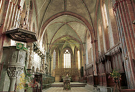 Mit dem Bau des Domes wurde 1226 begonnen, die Weihe des Altars wurde jedoch erst 1335 vorgenommen. Kunstwerke des 15. un​d 16. Jahrhunderts sowie der „Schwebende Engel” von Ernst Barlach sind im Dom zu bewundern.