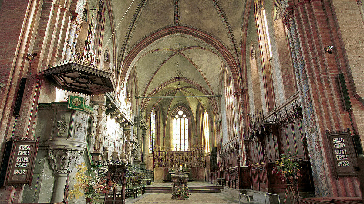 Mit dem Bau des Domes wurde 1226 begonnen, die Weihe des Altars wurde jedoch erst 1335 vorgenommen. Kunstwerke des 15. un​d 16. Jahrhunderts sowie der „Schwebende Engel” von Ernst Barlach sind im Dom zu bewundern.
