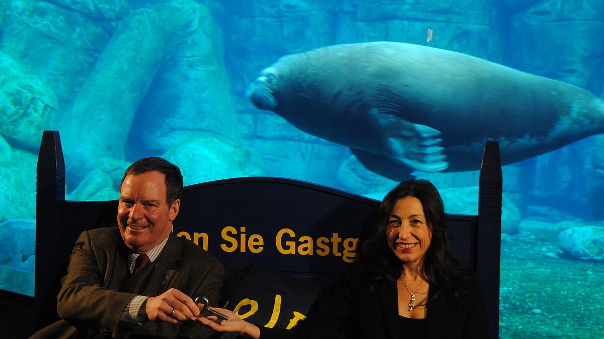 Machten Werbung für "Koje frei": Isabella Vértes-Schütter (rechts), Schauspielerin und Intendantin des Ernst Deutsch Theaters, neben Joachim Weinlig-Hagenbeck im Tierpark Hagenbeck vor dem Becken von Walrossdame Neseyka. 