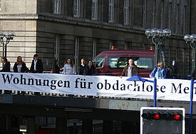 Demonstration für bezahlbaren Wohnraum: Das "Hamburger Aktionsbündnis gegen Wohnungsnot" auf der Schleusenbrücke am Rathausmarkt.