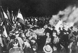 Bücherverbrennung auf dem Opernplatz in Berlin am 10. Mai 1933. Studenten und Nationalsozialisten werfen verfemte Bücher in die Flammen.