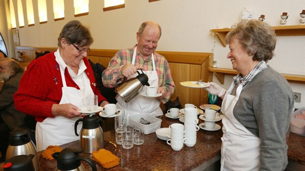 Ehrenamtliche Helfer verteilen Kaffee und belegte Brote an die Bedürftigen im "Franziskustreff" im Kapuzinerkloster Liebfrauen in der City von Frankfurt am Main. (Symbolbild)