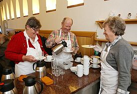 Ehrenamtliche Helfer verteilen Kaffee und belegte Brote an die Bedürftigen im "Franziskustreff" im Kapuzinerkloster Liebfrauen in der City von Frankfurt am Main. (Symbolbild)
