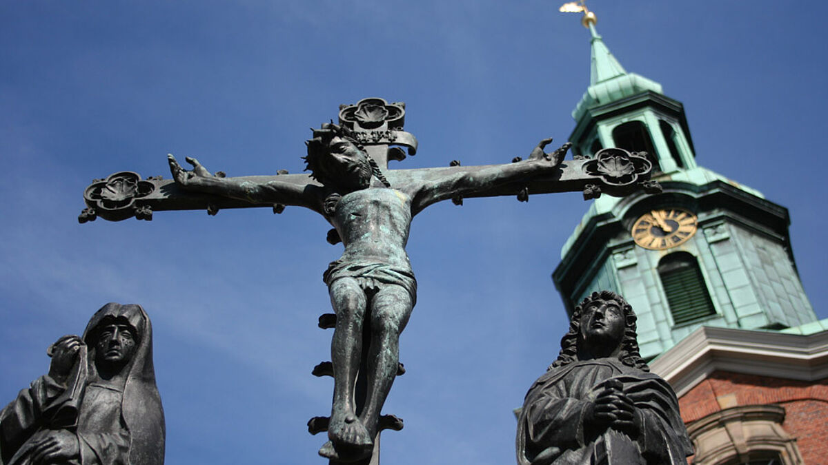 Kreuzigungsgruppe vor der Kirche im Hamburger Stadtteil St. Georg.