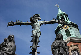 Kreuzigungsgruppe vor der Kirche im Hamburger Stadtteil St. Georg.