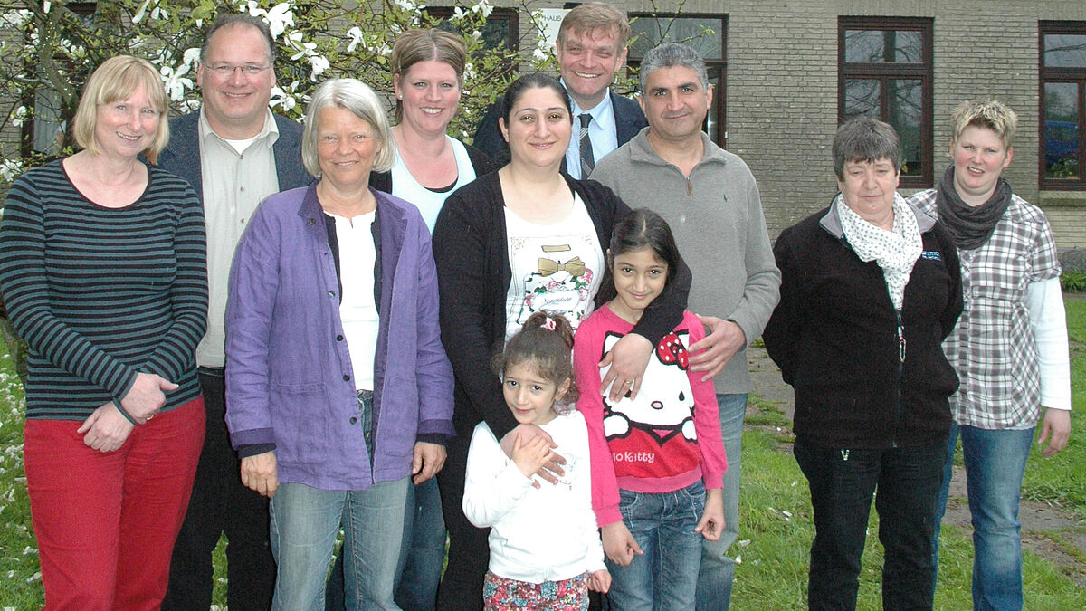 Die irakische Familie mit einigen ihrer Unterstützern.