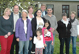 Die irakische Familie mit einigen ihrer Unterstützern.