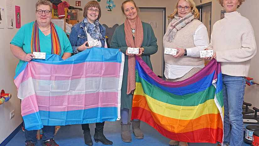 Sie werben für Vielfalt: Barbara Schulz (Regenbogengruppe Rendsburg), Susanne Schley, Sonja Fee Tanz (beide Ev. Kita St. Jürgen Rendsburg), Karen Jensen (Leitung ZeKiD, Träger der Kita) und Silvia Kempe-Waed.