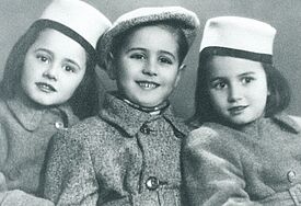 Der jüdische Italiener Sergio de Simone starb am Bullenhuser Damm. Das Foto zeigt ihn mit seinen Cousinen an seinem 6. Geburtstag im November 1943