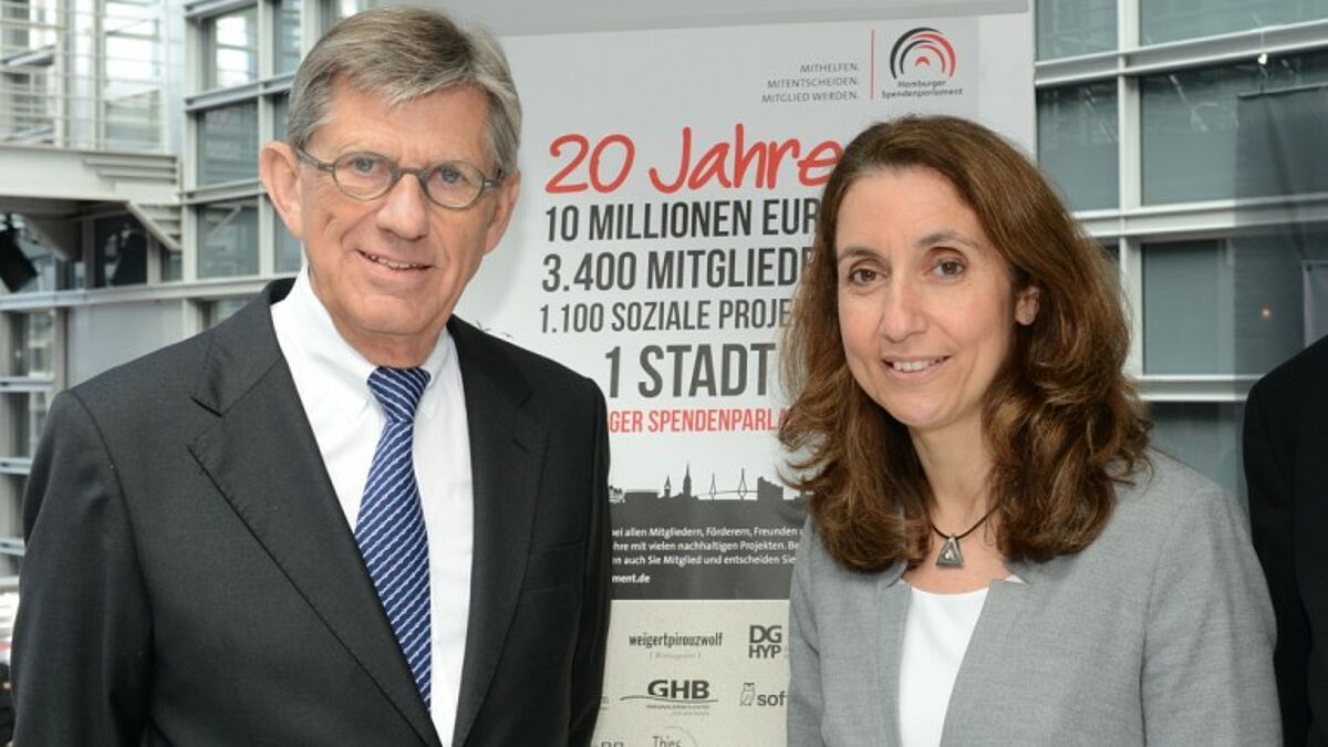 Jubiläumsempfang des Hamburger Spendenparlaments: Gründer Stephan Reimers und Staatsministerin Aydan Özoguz