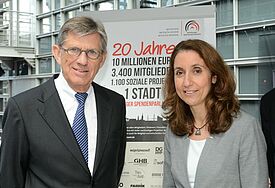 Jubiläumsempfang des Hamburger Spendenparlaments: Gründer Stephan Reimers und Staatsministerin Aydan Özoguz