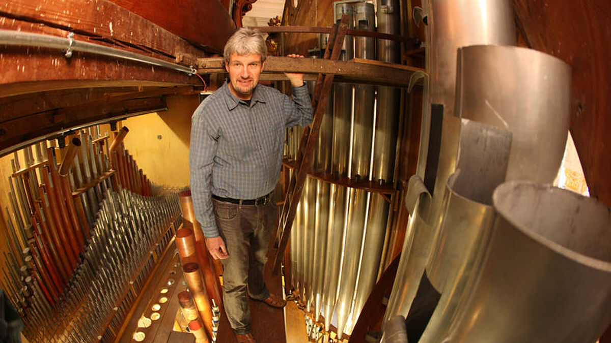 Die renovierte Steinmeyer-Orgel im Hamburger Michel am 22.10.09. (Foto: Organist Manuel Gera steht inmitten der fast 7000 Pfeifen) Der Spieltisch der High-Tech Orgel steht auf der Chorempore, ist drehbar, hat versenkbare Monitore und begrüßt den Organisten, der auf einem Display einen Sicherheits-Code eingeben muss, bevor er mit dem Spielen beginnen kann. Die elektronische Steuerung übernimmt ein Server, der zwischen den Pfeifen steht2,3 Millionen Euro kostet der Bau und bezahlt wird er zum großen Teil von der Stiftung des Hamburger Ehepaares Liselotte und Günter Powalla. Neben zahlreichen Privatspendern haben sich auch Bund, Hansestadt und Kirche beteiligt. In Kürze wird die Konzertorgel nun wieder so ertönen wie bei ihrem Bau 1912. (Siehe epd-Feature vom 22.10.09)