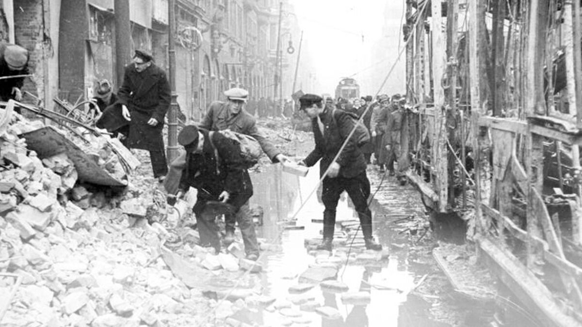 Foto vom Kriegsende in einer zerstörten Stadt.