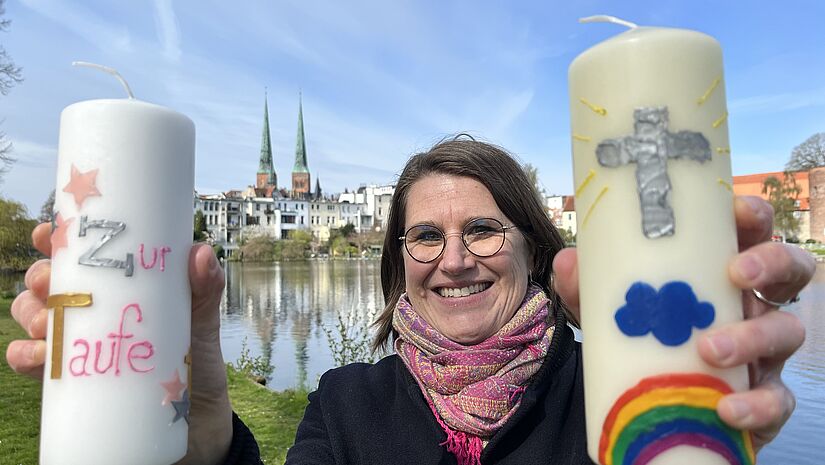 Margrit Wegner, Pastorin des Doms zu Lübeck, plant zusammen mit ihren Kolleg:innen von St. Marien, St. Aegidien und St. Jakobi am 24. Juni 2023 das Tauffest im Altstadtbad am Krähenteich. Pastorin Margrit Wegner mit Taufkerzen