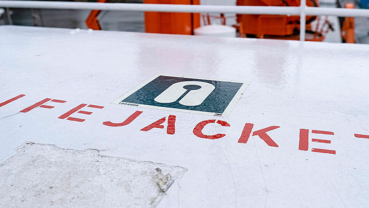 Lifejacket - "Rettungsweste": Schriftzug an Bord der "Sea Watch 4".
