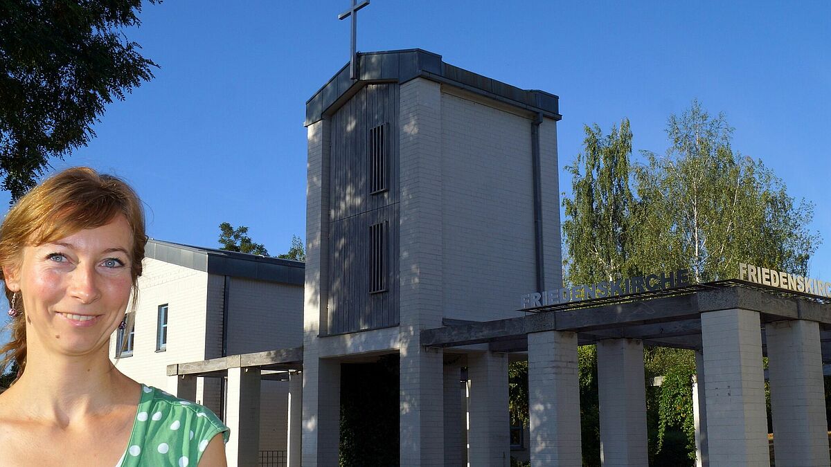 Ariane Westphal vor der Neubrandenburger Friedenskirche
