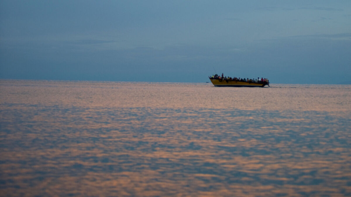 Flüchtlinge auf einem Boot in Afrika.
