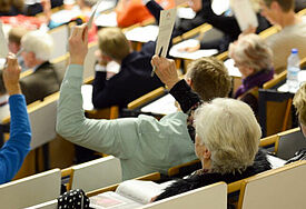 Welche Projekte werden gefördert? Die Mitglieder im Spendenparlament stimmen ab.