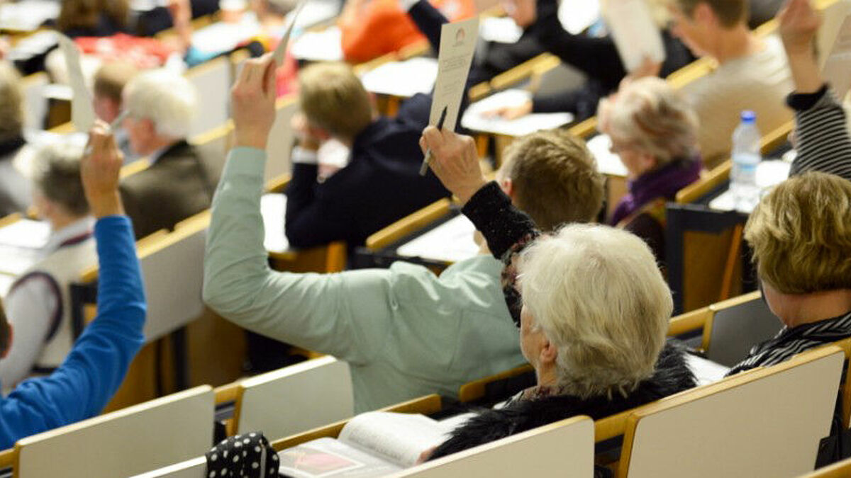 Welche Projekte werden gefördert? Die Mitglieder im Spendenparlament stimmen ab.