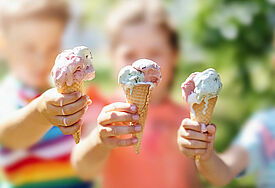 Drei Eiswaffeln in drei Kinderhänden