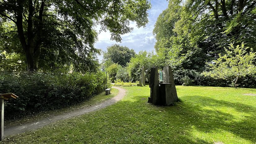 Verwinkelte Wege führen in die Tiefe des Bibelgartens