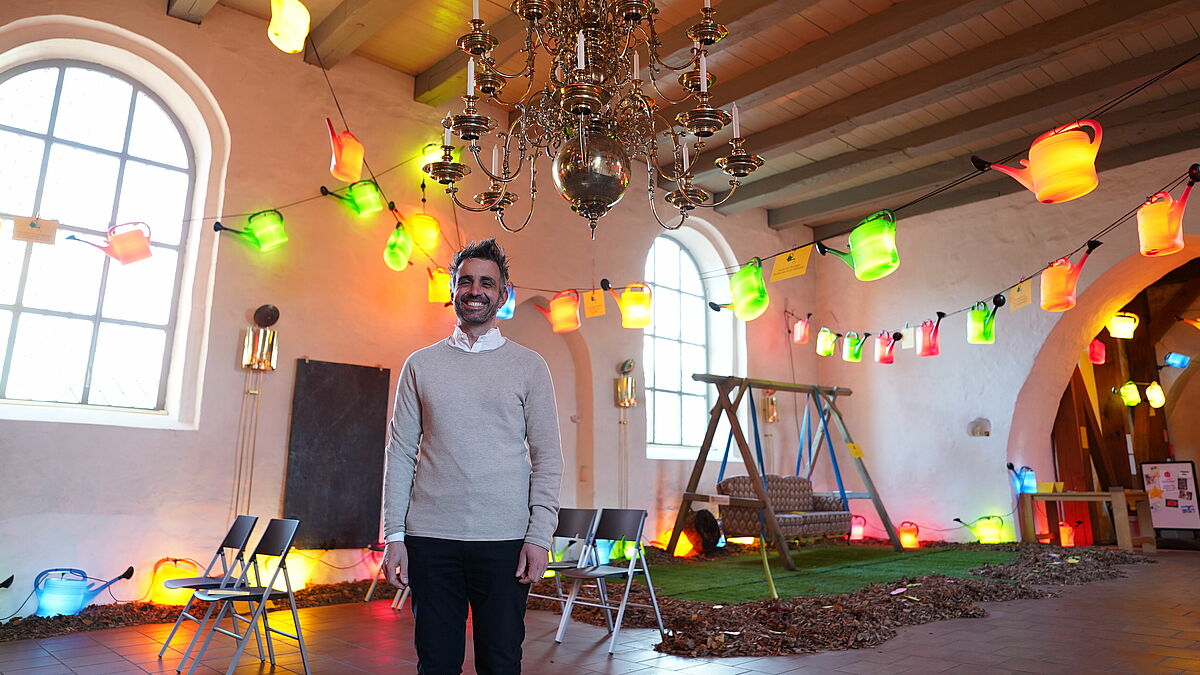 Pastor Steffen Paar freut sich über die neue Installation in seiner Kirche.