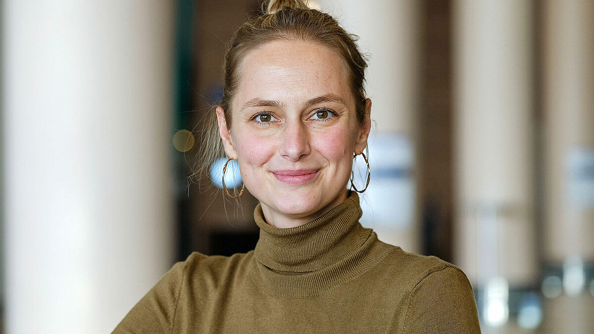 Als @seligkeitsdinge_ teilt Josephine Teske auf Instagram ihr Leben mit Pfarramt und Kindern, sie feiert Andachten mit ihren Followern und gibt Einblicke in ihren Glauben.