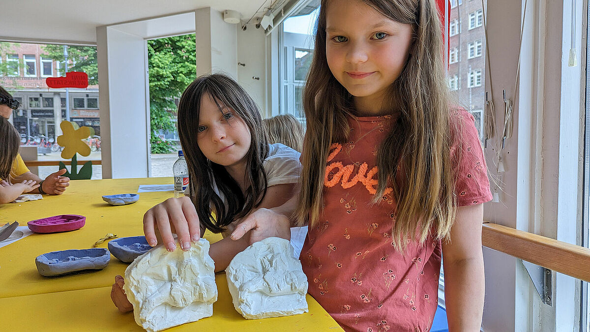 In der Mini-Werkstatt der Hauptkirche St. Jacobi lernen Kinder, was eine Restaurator:in macht. Dazu fertigen sie selbst Modelle der Kunstwerke an, die repariert werden sollen. 