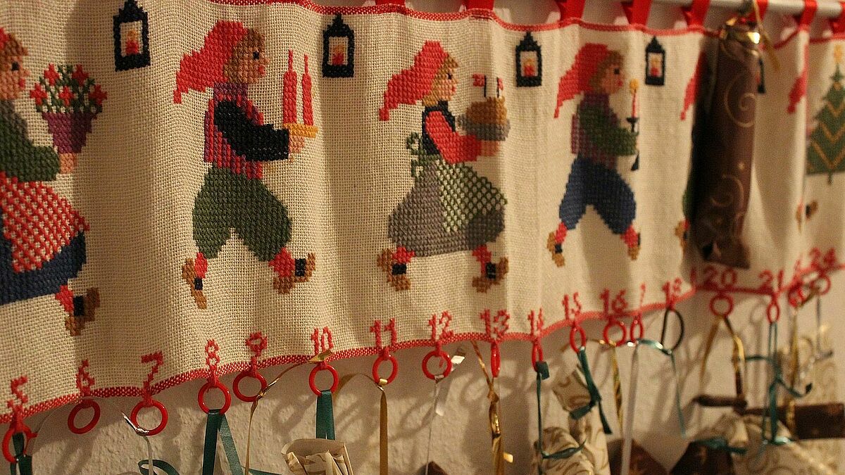 Säckchen hängen an Adventskalender