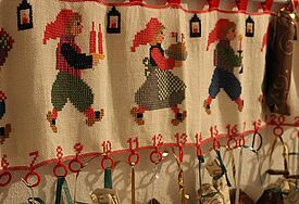 Säckchen hängen an Adventskalender