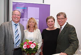 Stephan Reimers, Annegrethe Stoltenberg mit den Gewinnern des ersten Preises: Chefarzt Georg Poppele und der Begleitkrankenschwester Simone Schäfer. (v.r.)