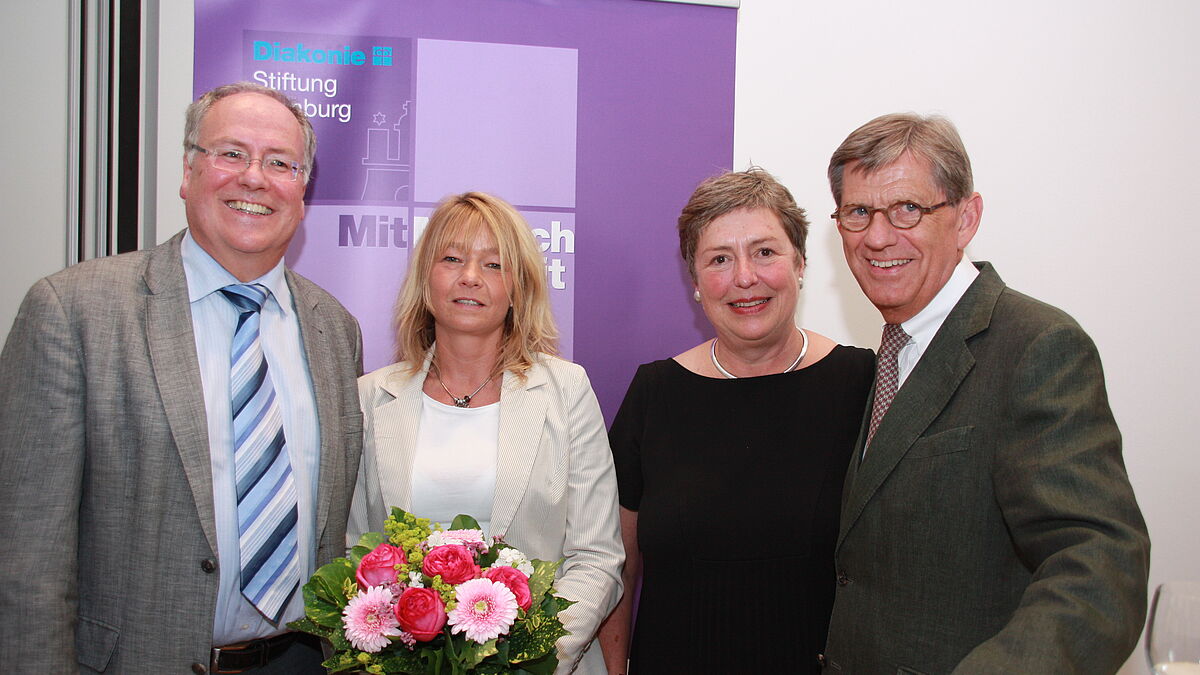 Stephan Reimers, Landespastorin Annegrethe Stoltenberg mit den Gewinnern des ersten Preises: Chefarzt Georg Poppele und der Begleitkrankenschwester Simone Schäfer. (v.r.)